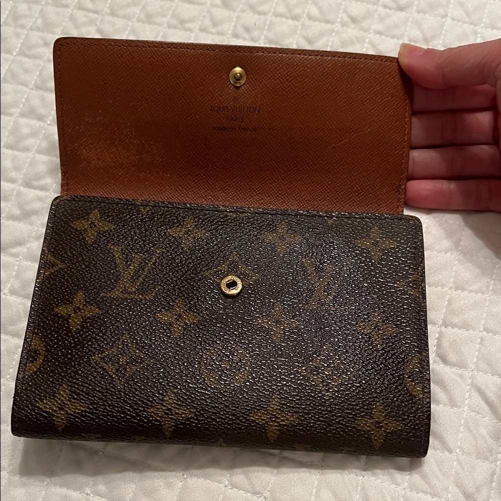 LV wallet. - Picture 3 of 7